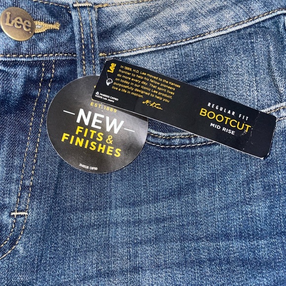 ***NEW WITH TAGS - NEVER WORN ***
Lee Regular fit boot cut blue jeans size 6 - Picture 5 of 8
